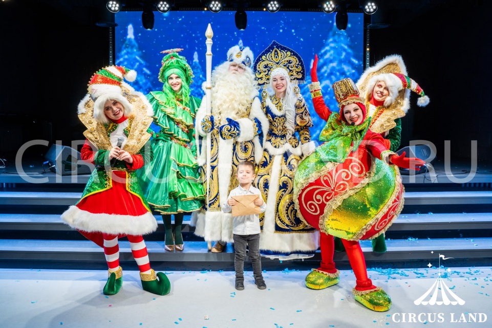 Дед Мороз со Снегурочкой и артистами на Новогоднем утреннике